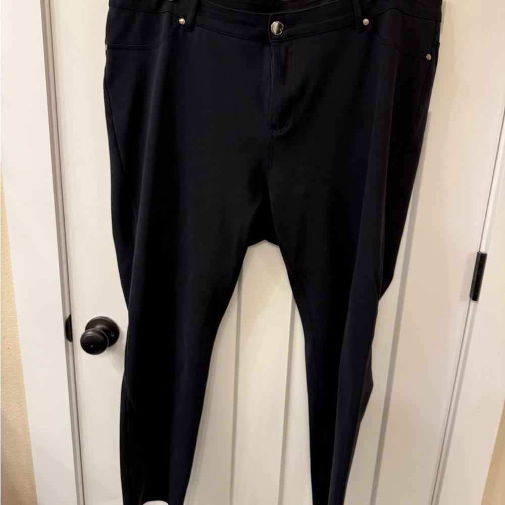 Avenue Women's Sleek Black Skinny Leg Jeans
